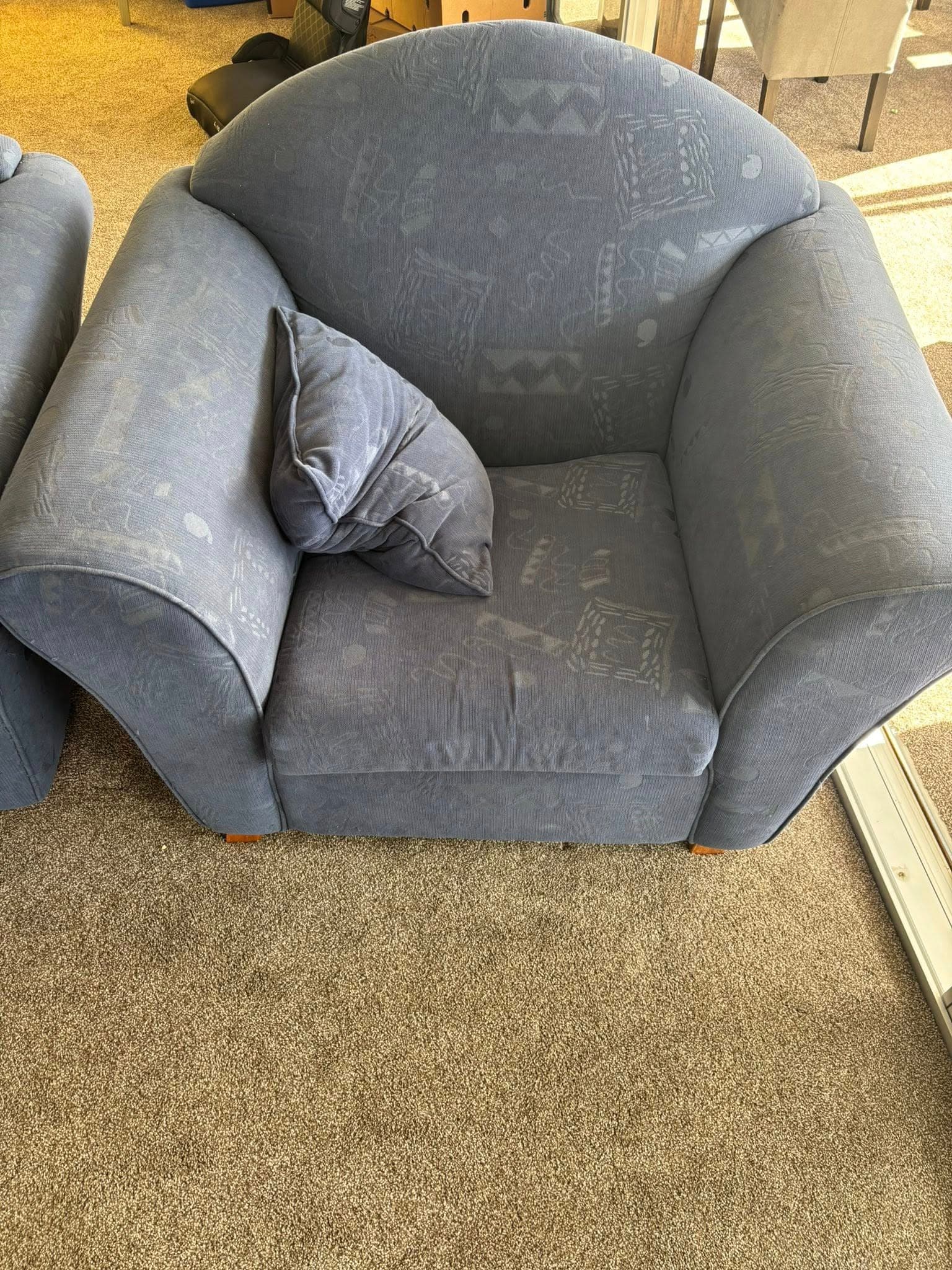 Single seater + two seater couches. - Photo 1